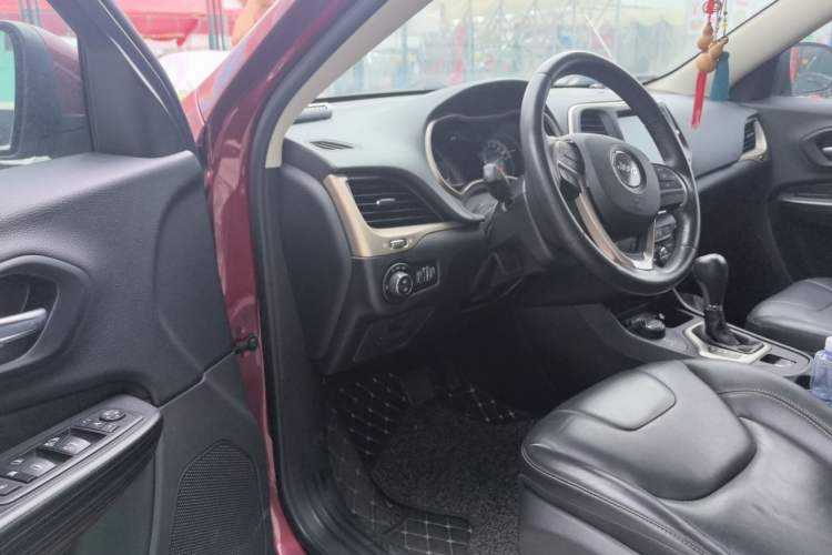 Used Jeep Cherokee 2016 2.4L Professional Edition Driver Seat