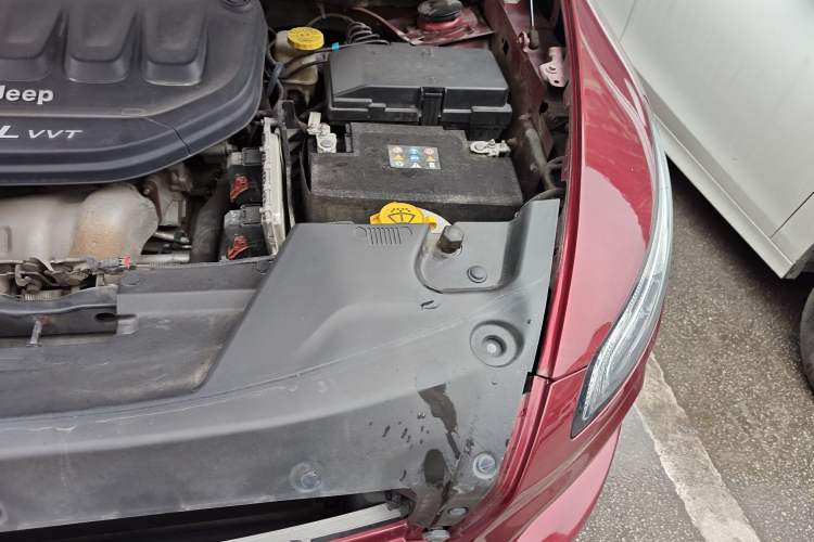 Used Jeep Cherokee 2016 2.0L Superior Edition Engine Bay Left