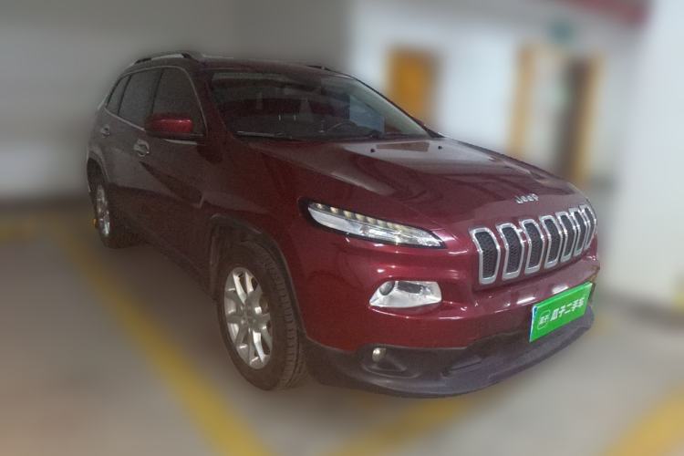 Used Jeep Cherokee 2016 2.0L Smart Version Front Right 45 Deg