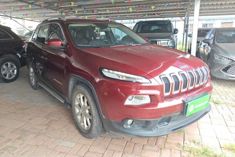 Used Jeep Cherokee 2016 2.0L Superior Edition Front Right 45 Deg