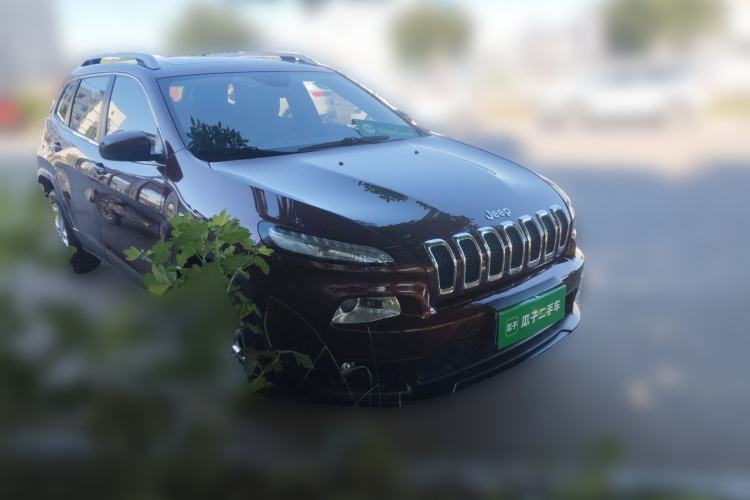 Used Jeep Cherokee 2016 2.0L Superior Edition Front Right 45 Deg