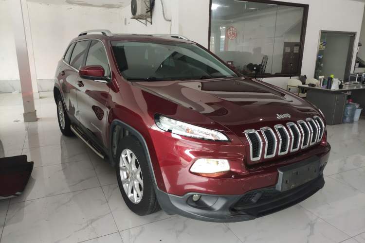 Used Jeep Cherokee 2016 2.0L Superior Edition Front Right 45 Deg
