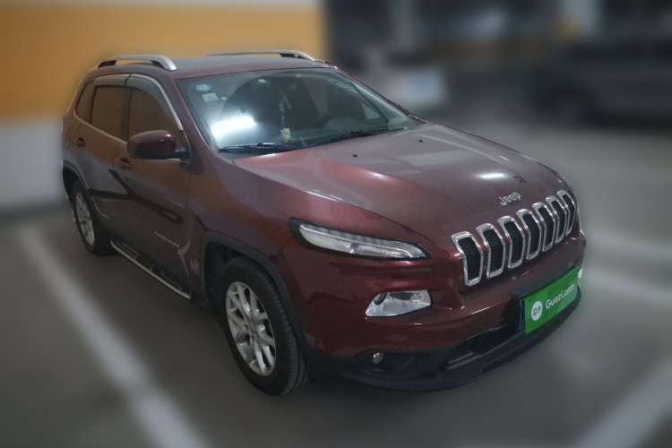 Used Jeep Cherokee 2016 2.0L Superior Edition Front Right 45 Deg