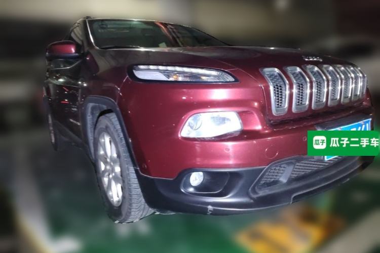 Used Jeep Cherokee 2016 2.0L Superior Edition Front Right 45 Deg