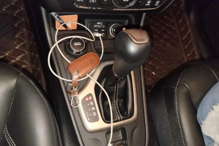 Used Jeep Cherokee 2016 2.4L Professional Smart Version Gear Lever