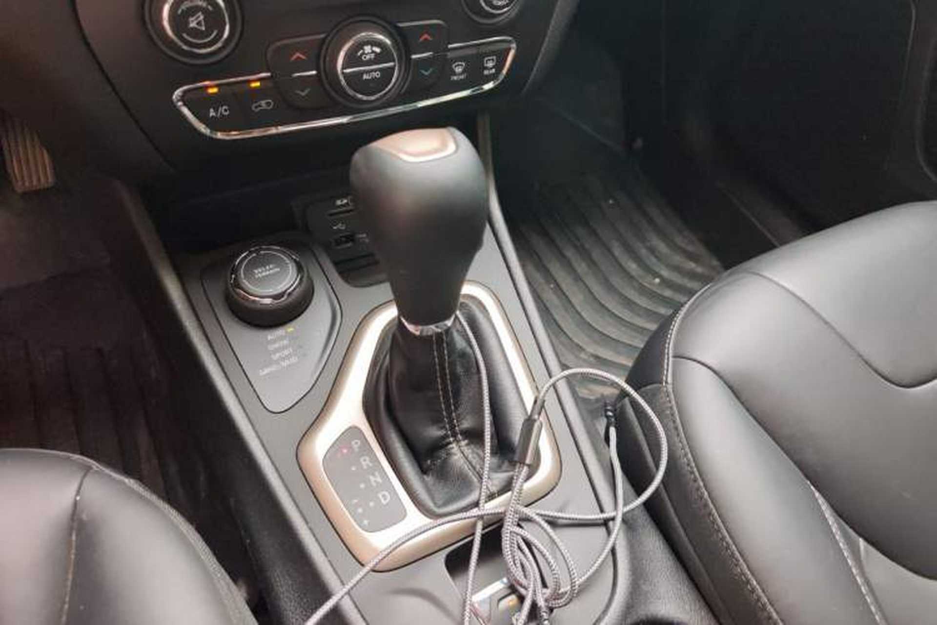Used Jeep Cherokee 2016 2.4L Professional Edition Gear Lever
