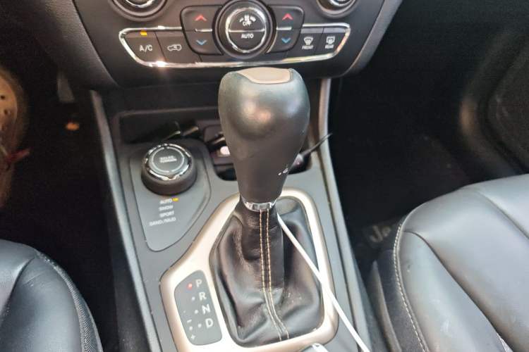 Used Jeep Cherokee 2016 2.4L Professional Smart Version Gear Lever