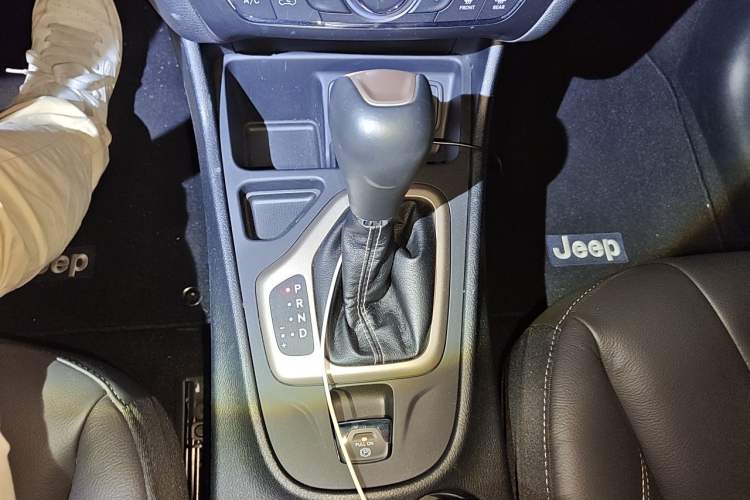 Used Jeep Cherokee 2016 2.0L Superior Edition Gear Lever