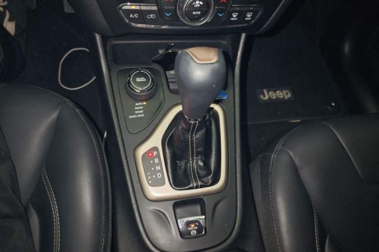 Used Jeep Cherokee 2016 2.4L Professional Smart Version Gear Lever