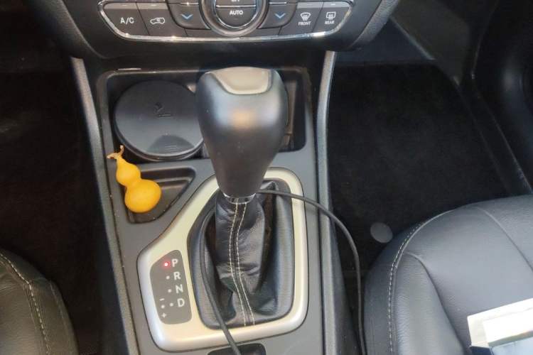 Used Jeep Cherokee 2016 2.0L Superior Edition Gear Lever