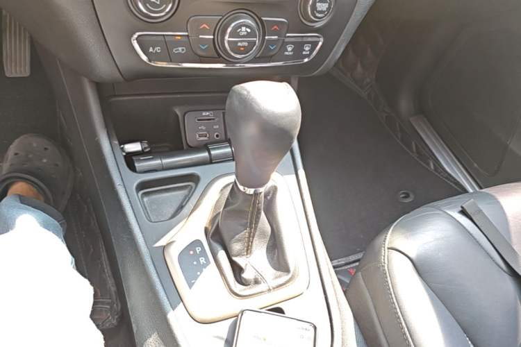 Used Jeep Cherokee 2016 2.4L Leading Edition Gear Lever