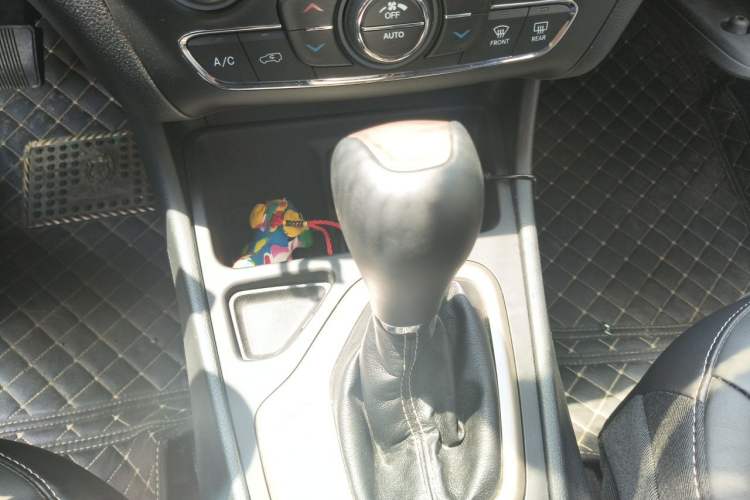 Used Jeep Cherokee 2016 2.0L Superior Edition Gear Lever