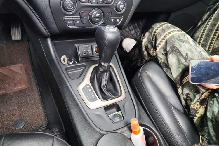 Used Jeep Cherokee 2016 2.4L Leading Smart Version Gear Lever
