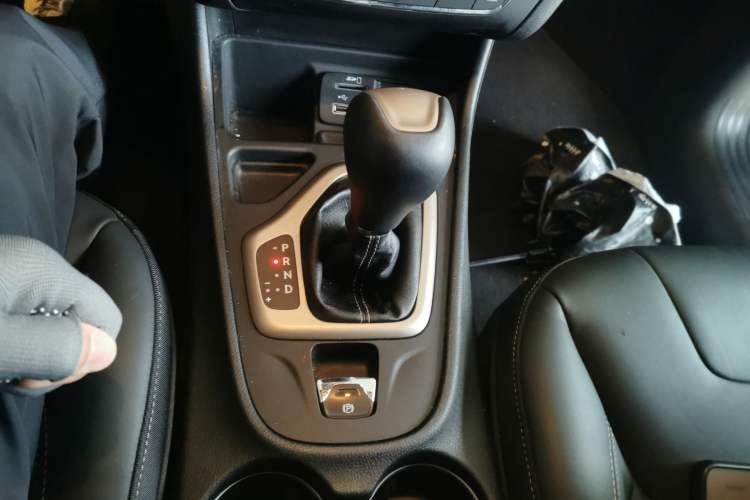 Used Jeep Cherokee 2016 2.4L Leading Edition Gear Lever