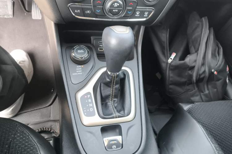 Used Jeep Cherokee 2016 2.4L Professional Smart Version Gear Lever