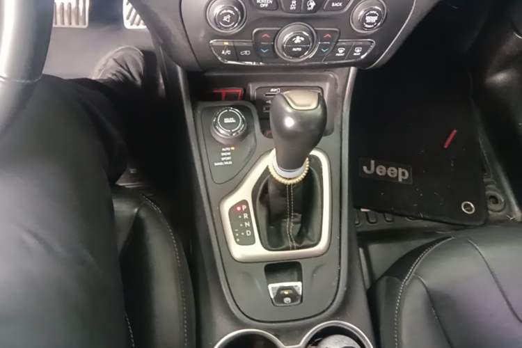 Used Jeep Cherokee 2016 2.4L Professional Edition Gear Lever