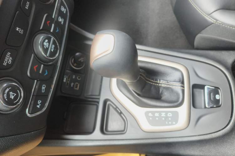 Used Jeep Cherokee 2016 2.0L Superior Edition Gear Lever