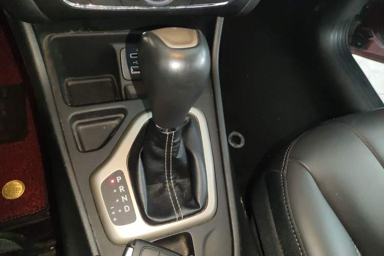 Used Jeep Cherokee 2016 2.0L Superior Edition Gear Lever