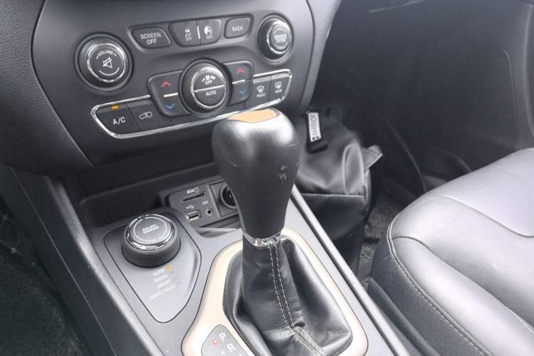 Used Jeep Cherokee 2016 2.4L Professional Edition Gear Lever