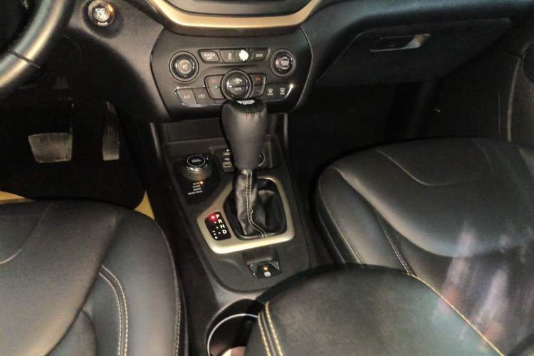 Used Jeep Cherokee 2016 2.4L Professional Smart Version Gear Lever