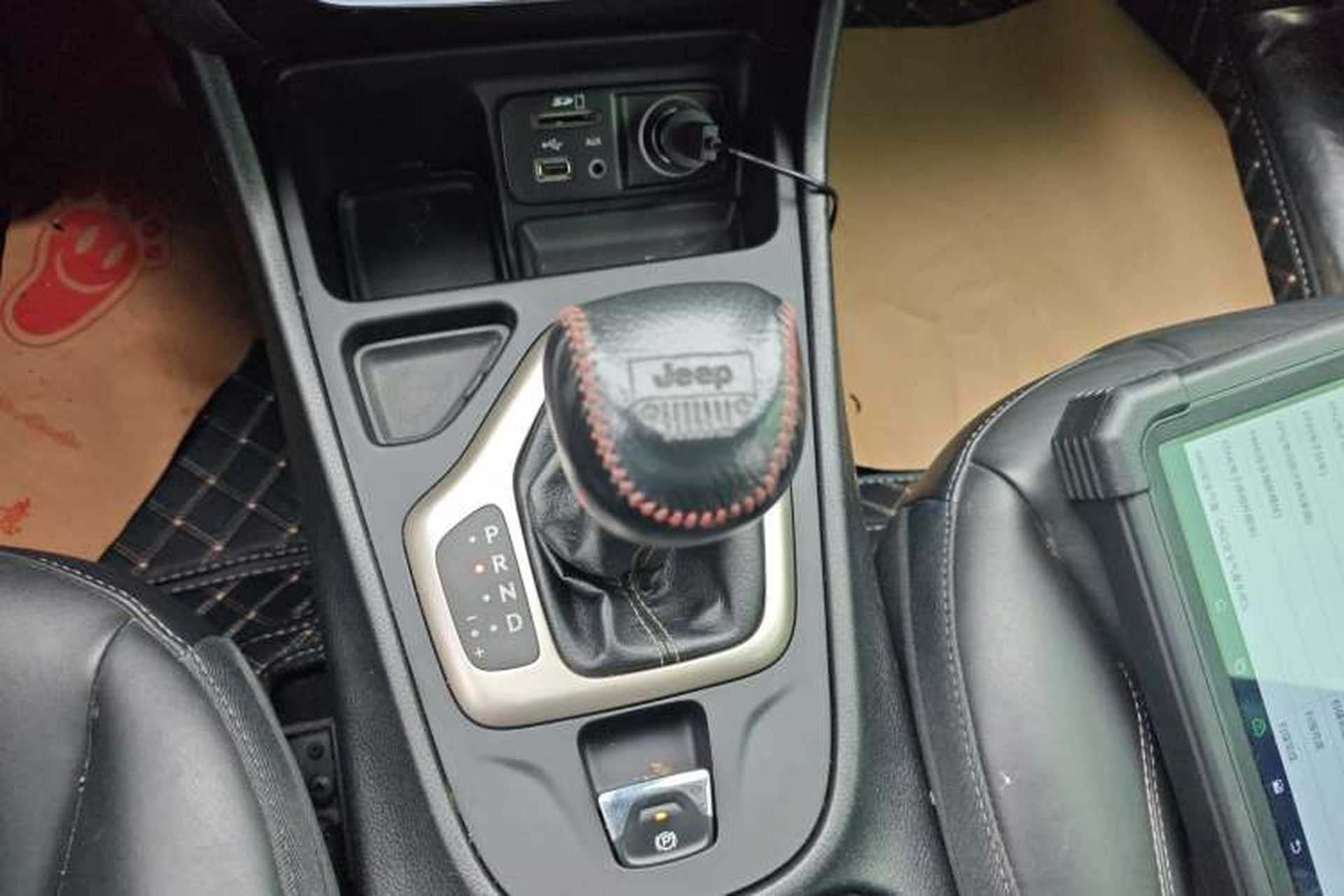 Used Jeep Cherokee 2016 2.4L Leading Edition Gear Lever
