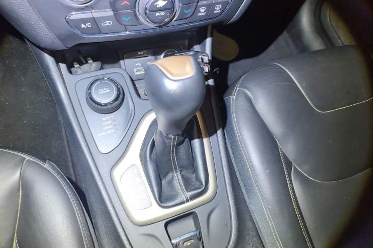 Used Jeep Cherokee 2016 2.4L Professional Smart Version Gear Lever