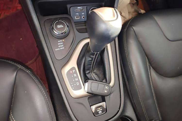 Used Jeep Cherokee 2016 2.4L Professional Edition Gear Lever