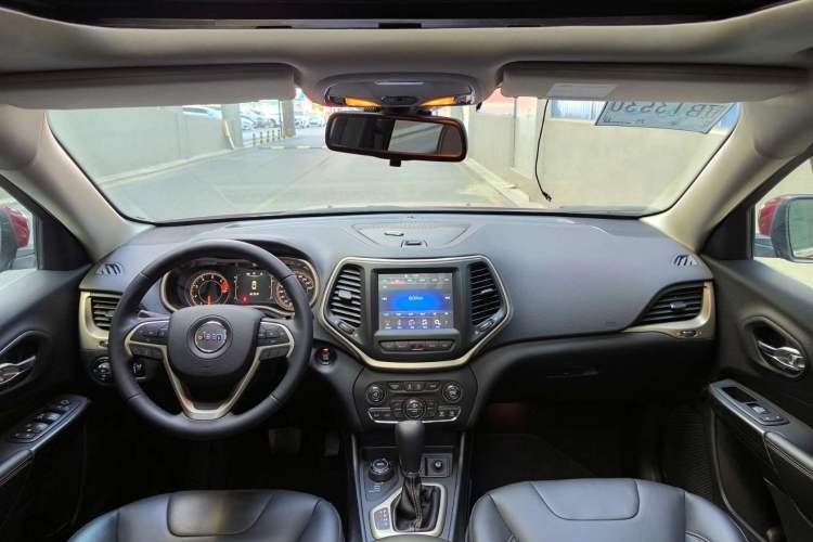 Used Jeep Cherokee 2016 2.4L Professional Edition Interior 1