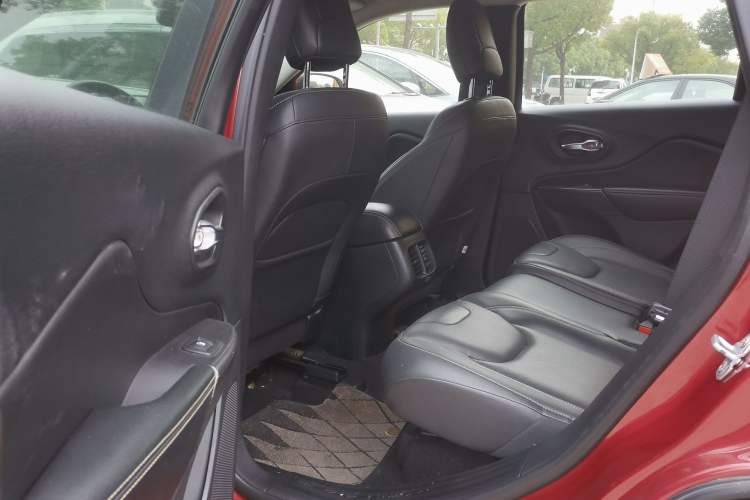 Used Jeep Cherokee 2016 2.4L Leading Edition Interior 1