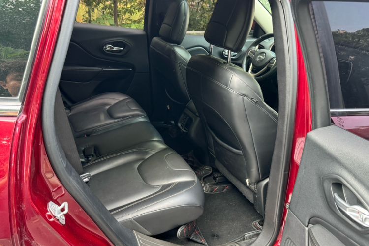 Used Jeep Cherokee 2016 2.4L Leading Edition Interior 10