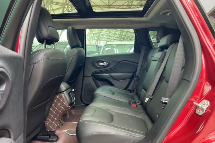 Used Jeep Cherokee 2016 2.4L Leading Edition Interior 2