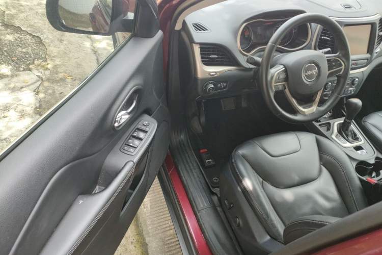 Used Jeep Cherokee 2016 2.0L Superior Edition Interior 2