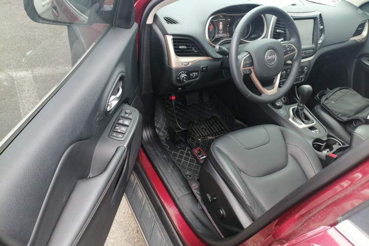 Used Jeep Cherokee 2016 2.4L Professional Smart Version Interior 3