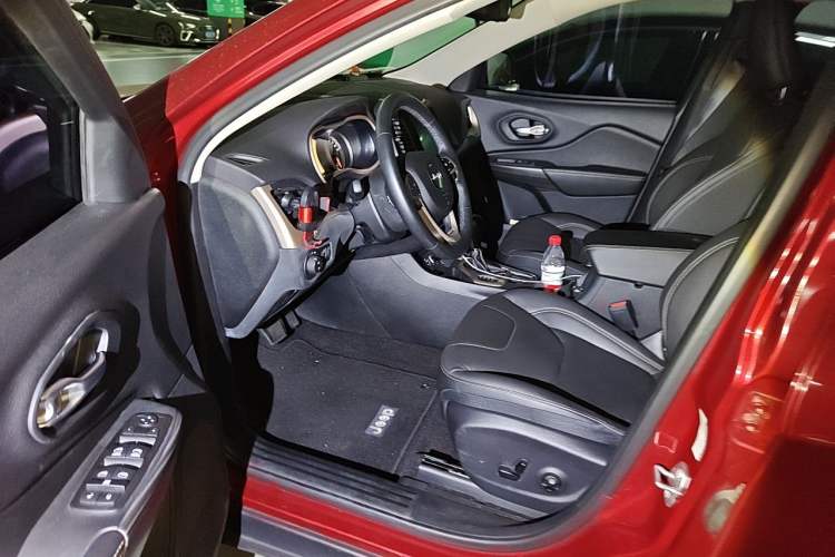 Used Jeep Cherokee 2016 2.0L Superior Edition Interior 3