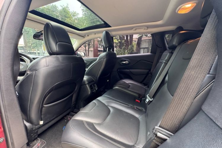 Used Jeep Cherokee 2016 2.4L Leading Edition Interior 3