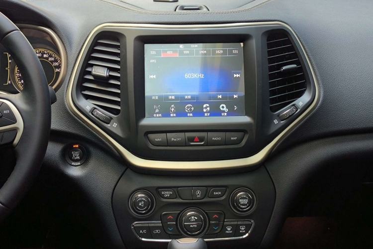 Used Jeep Cherokee 2016 2.4L Professional Edition Interior 3