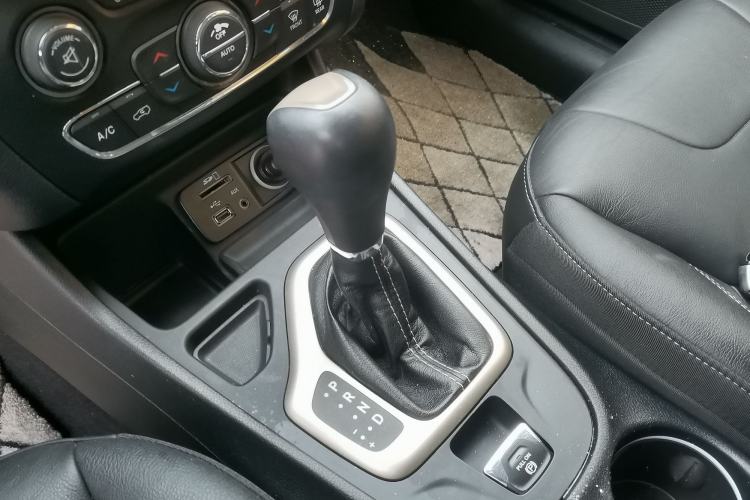 Used Jeep Cherokee 2016 2.4L Leading Edition Interior 3