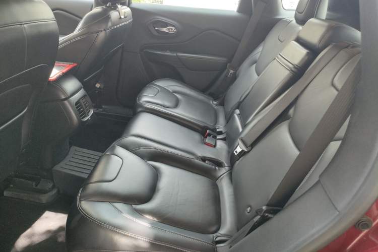 Used Jeep Cherokee 2016 2.0L Superior Edition Interior 3
