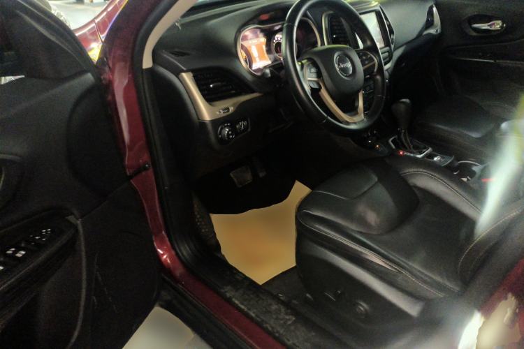 Used Jeep Cherokee 2016 2.4L Professional Smart Version Interior 3