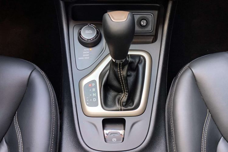 Used Jeep Cherokee 2016 2.4L Professional Edition Interior 4