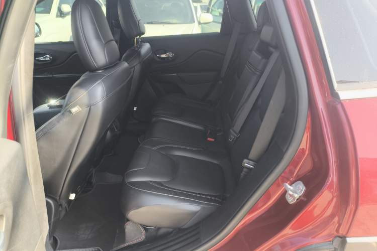 Used Jeep Cherokee 2016 2.4L Professional Smart Version Interior 4