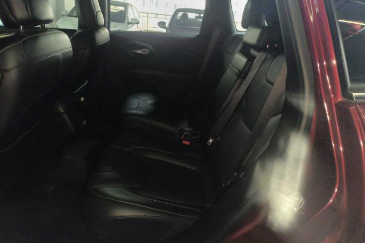 Used Jeep Cherokee 2016 2.4L Professional Smart Version Interior 4