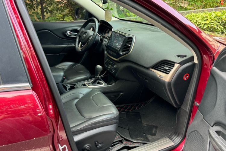 Used Jeep Cherokee 2016 2.4L Leading Edition Interior 5