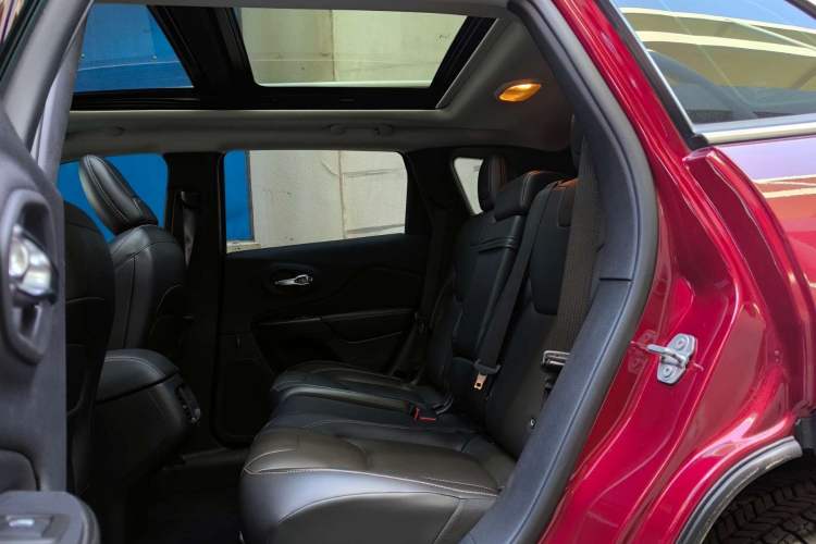 Used Jeep Cherokee 2016 2.4L Professional Edition Interior 6