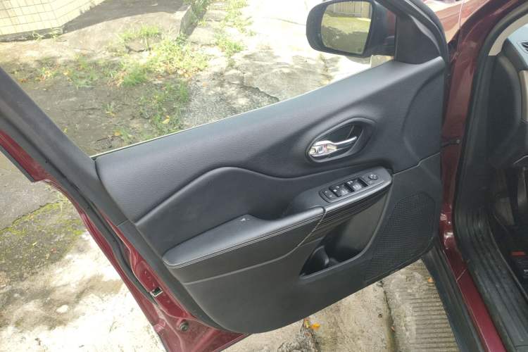 Used Jeep Cherokee 2016 2.0L Superior Edition Interior 6