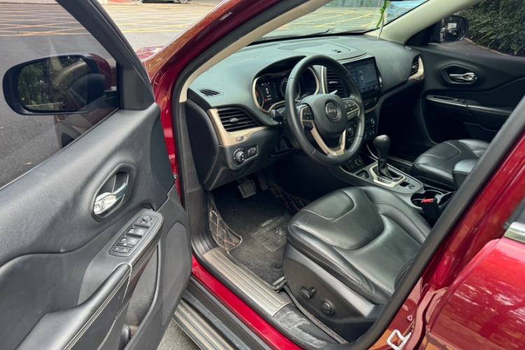 Used Jeep Cherokee 2016 2.4L Leading Edition Interior 7