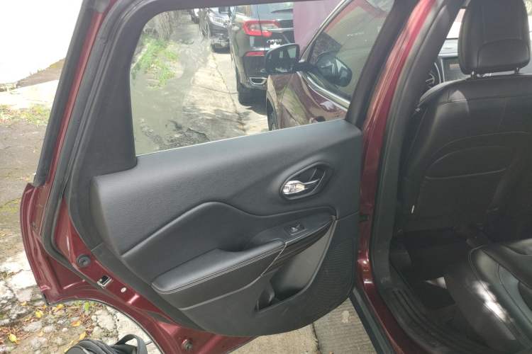 Used Jeep Cherokee 2016 2.0L Superior Edition Interior 7