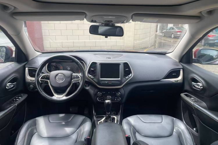 Used Jeep Cherokee 2016 2.0L Superior Edition Interior 8
