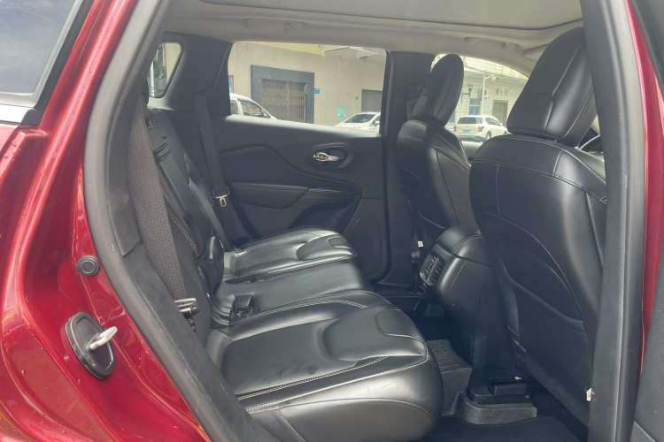 Used Jeep Cherokee 2016 2.0L Superior Edition Interior 9