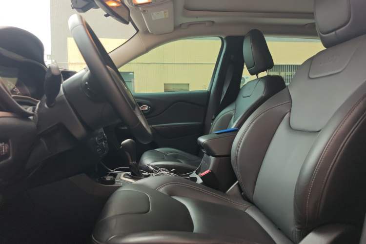 Used Jeep Cherokee 2016 2.4L Professional Edition Left Front Seat